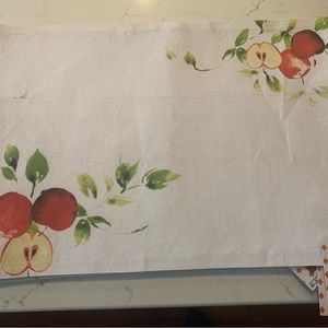 Apple placemats NWT